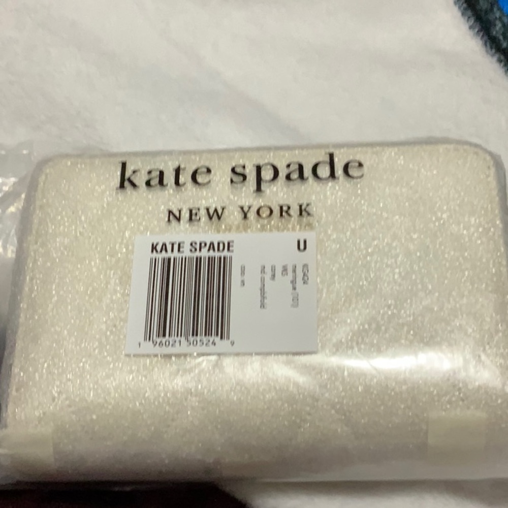 Nwts quilted Kate Spade wallet still in her original packaging and plastic